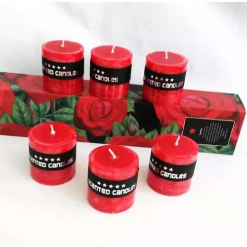 Belle bougie rouge romantique avec des fleurs, de près